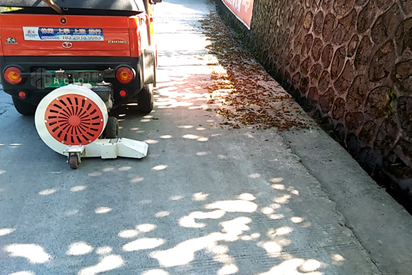 路麵吹風機落葉吹掃，這波操作很穩（wěn）